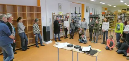 k-Ute Bernhard re neben Stele im MvLG .jpg